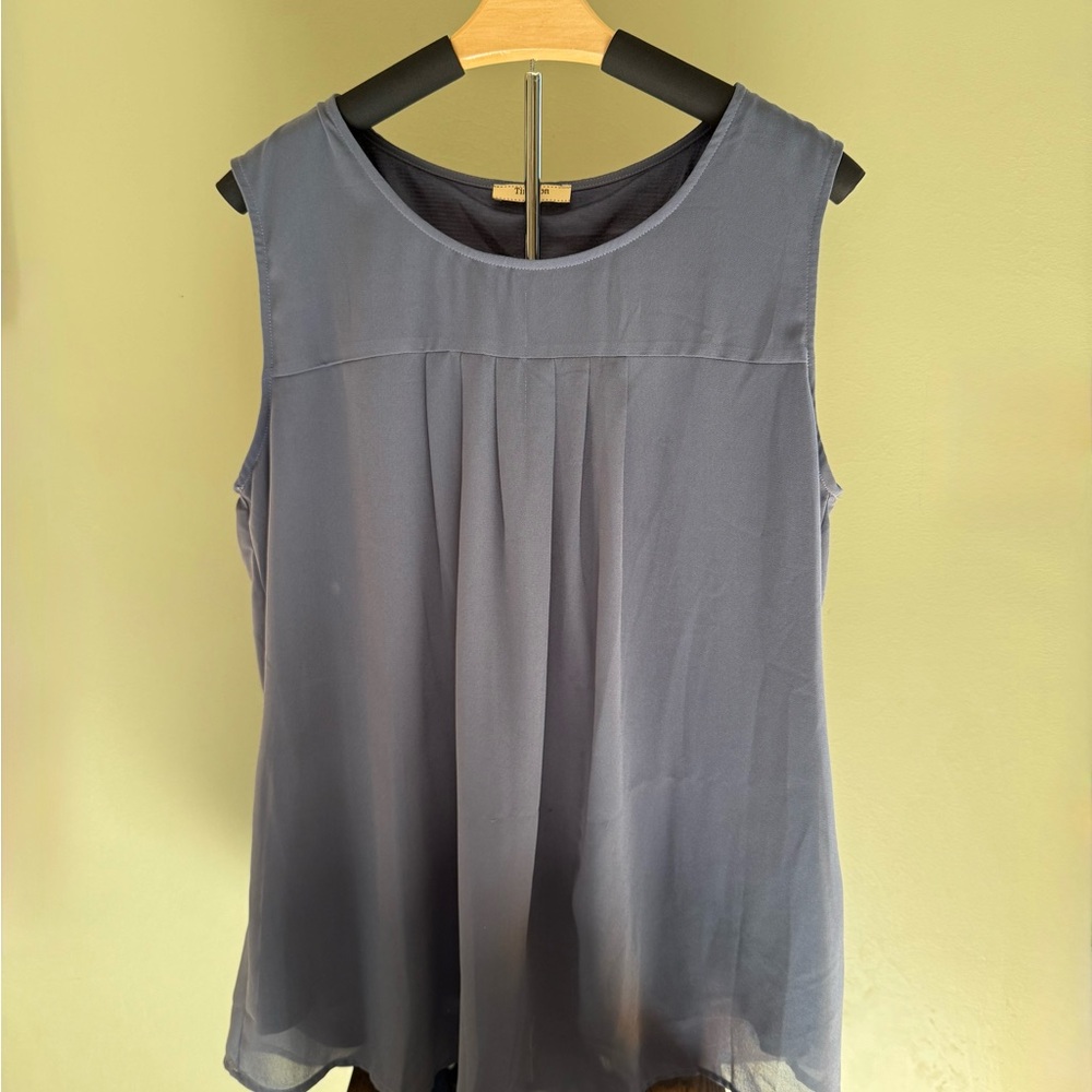 Elegant Sleeveless Women's Blouse in Classic Gray
